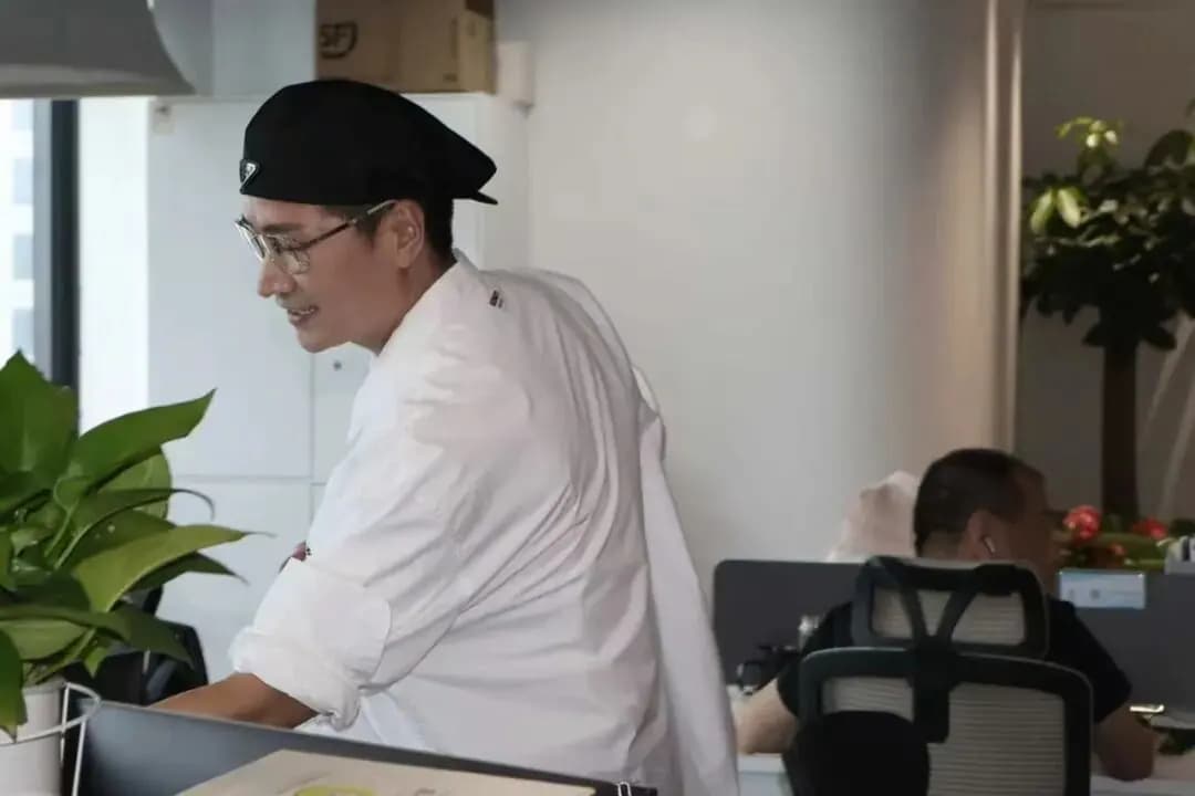 Actor He Shengming visiting the Xingzhan office